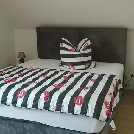 In Ruhiger Waldrandlage アパート *